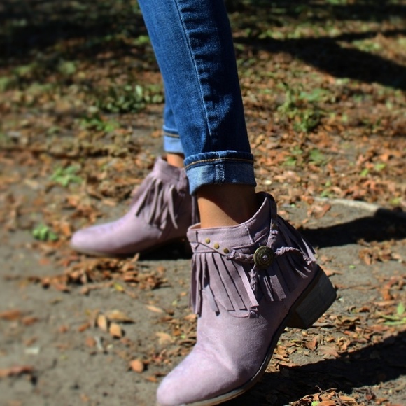 Shoes - 🆕️//The Geraldine// Lilac Fringe Booties